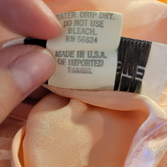 80s Vintage Anna Kriste Peachy Pink Geometric Embossed High Neck Blouse - Picture 6 of 6